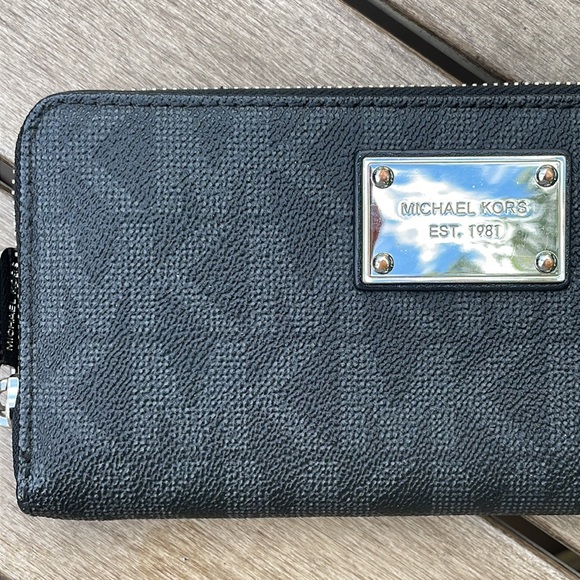 Michael Kors Mk Mono Wallet - Picture 4 of 8